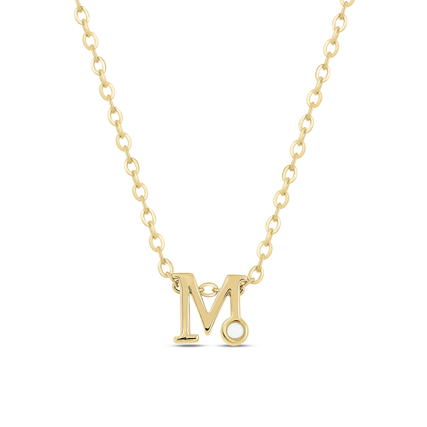 Le collier Anna | Initiale Lait Maternel Or de Mama Jewels est un collier chaîne en or avec un pendentif « M » personnalisé, orné dune petite pierre blanche ronde en bas à droite. Le fond noir uni met en valeur cette pièce unique.