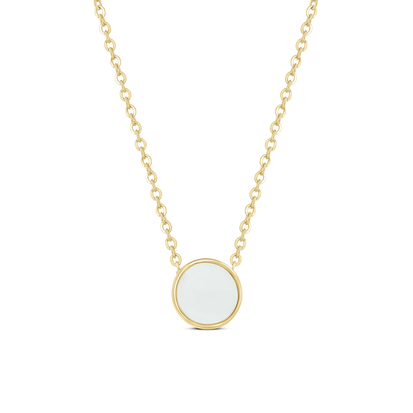 Le collier Lis | Collier Lait Maternel Or de Mama Jewels est un collier chaîne en or avec un pendentif rond blanc avec un pourtour doré. Élégamment conçu, il symbolise le lien entre la mère et lenfant, suspendu gracieusement au centre de la chaîne sur un fond clair et neutre.