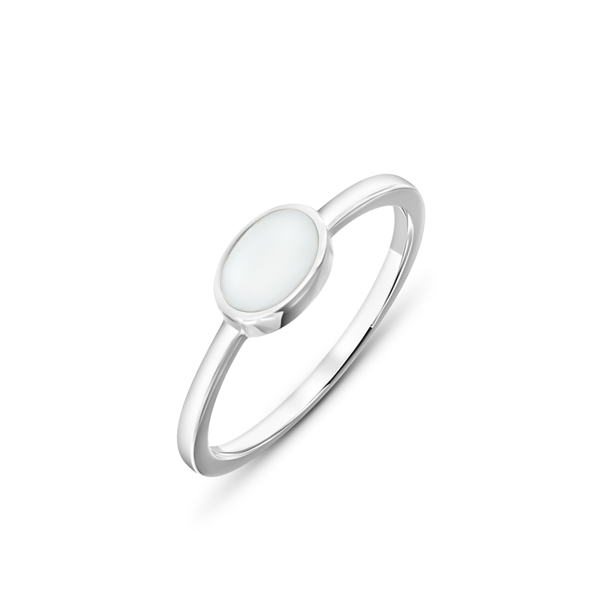 La bague Juna | Bague Lait Maternel Or de Mama Jewels, une bague en argent ornée dune pierre blanche de forme ovale, est élégamment mise en valeur sur un fond blanc. Son design simple mais sophistiqué et son anneau lisse soulignent son allure intemporelle.