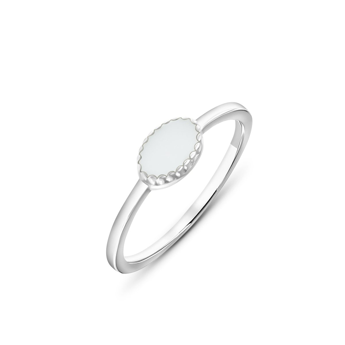 La Luna de Mama Jewels est une bague en argent fabriquée en argent sterling avec un dessus plat lisse de forme ovale et une bande élégante.