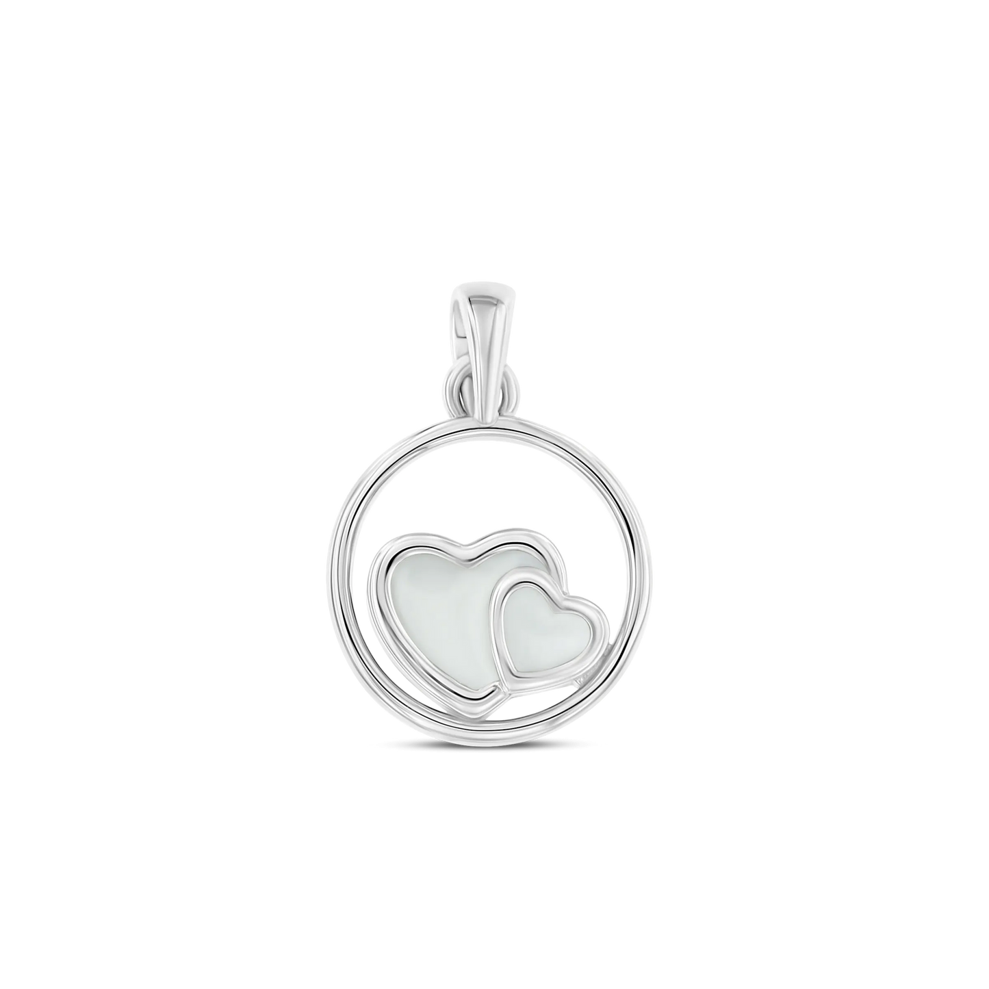 Le pendentif Amélie Lait Maternel Or de Mama Jewels est un superbe pendentif en argent avec des cœurs superposés dans un cercle, doté de surfaces blanches lisses pour contenir le bijou en lait maternel. Doté dune boucle, il sadapte élégamment à nimporte quelle chaîne de 14 carats au milieu dun élégant fond noir.