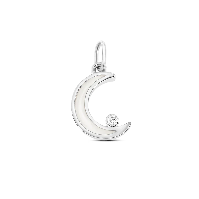 Le pendentif Ayla Lait Maternel Argent de Mama Jewels est un pendentif en forme de croissant de lune en argent orné dune pierre blanche brillante près de la courbe inférieure. Ce design unique est suspendu à un petit anneau supérieur, présenté sur un fond noir uni.