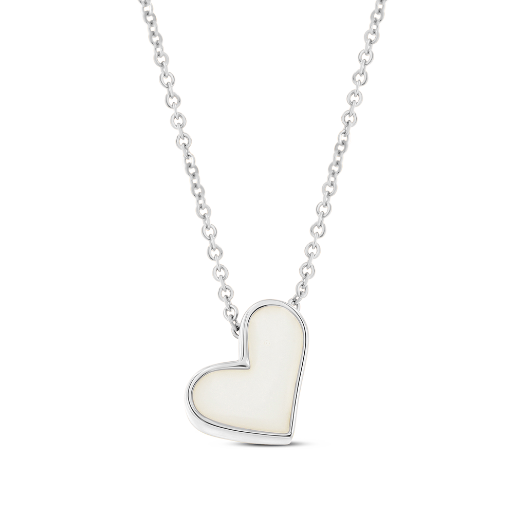 Le collier Louisa Collier Lait Maternel Argent de Mama Jewels présente une délicate chaîne en argent avec un pendentif incliné en forme de cœur qui a une surface lisse et de couleur claire, dégageant une élégance unique.