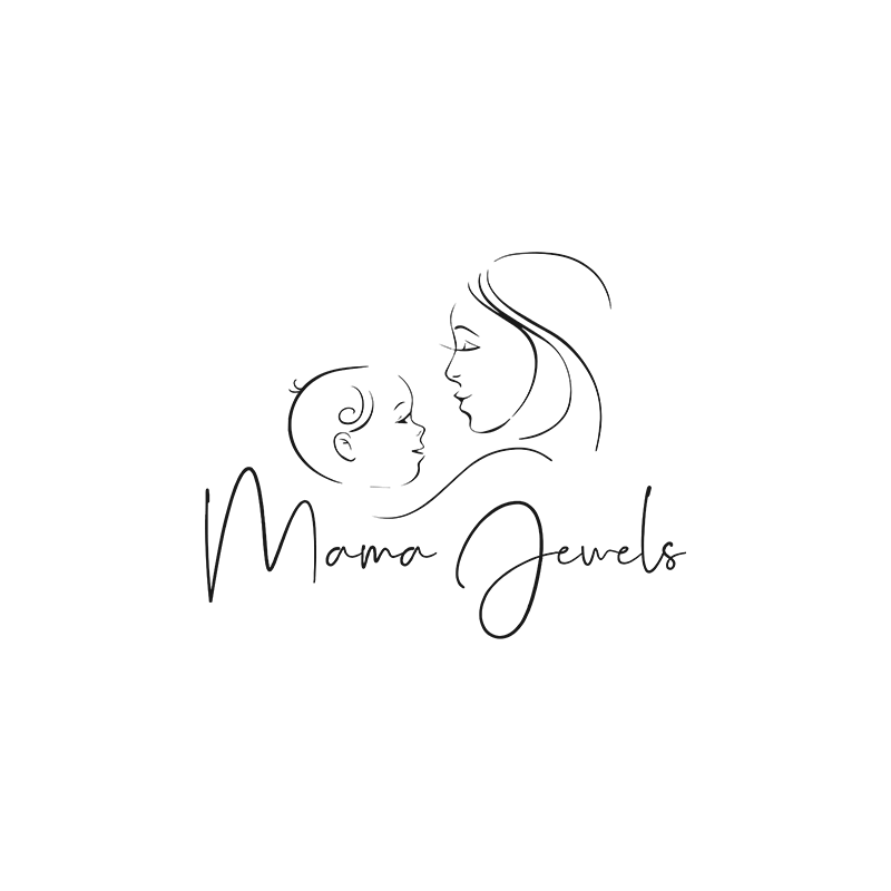 Dessin au trait minimaliste d'une mère et de son bébé face à face au-dessus de l'écriture cursive « mamajewels-fr » sur fond blanc, pour le produit « Souhaitez-vous graver quelque chose de personnel dans la bague ?.