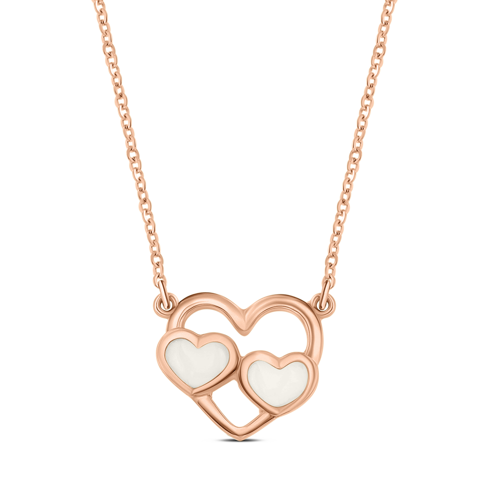 Le collier Trinity de Mama Jewels, Collier Lait Maternel Or, présente un pendentif de cœurs entrelacés avec des intérieurs en émail blanc, élégamment présentés sur un fond pêche.