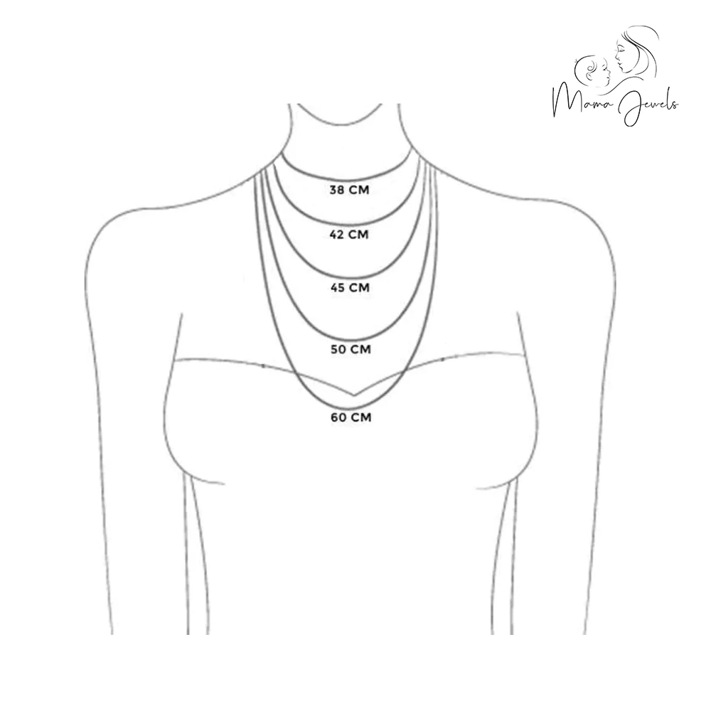 Dessin au trait d'une femme portant cinq colliers en argent rhodié de Mama Jewels (38 cm, 42 cm, 45 cm, 50 cm et 60 cm), chacun étiqueté pour indiquer les longueurs sur la poitrine. Logo Mama Jewels en haut à droite-parfait cadeau collier !.