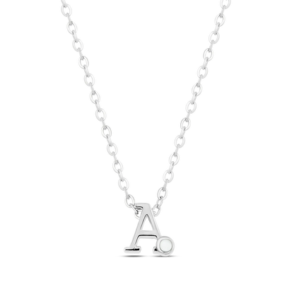 Le collier Anna Initiale Lait Maternel Argent de Mama Jewels est un collier en argent présentant une chaîne simple et un pendentif en forme de « A » avec une petite pierre ronde en bas, ce qui en fait un cadeau unique et attentionné pour les nouvelles mamans.