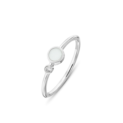 La Bague Giulia Lait Maternel Argent de Mama Jewels présente élégamment une pierre blanche ronde et opaque comme pièce maîtresse et une pierre précieuse transparente plus petite sur une bande raffinée, créant un design minimaliste qui rehausse son allure subtile.