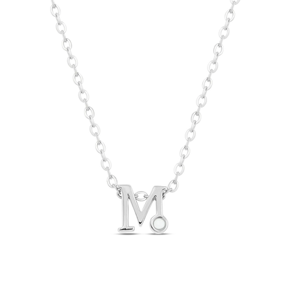 Le collier Anna | Initiale Lait Maternel Argent de Mama Jewels est un collier chaîne en argent avec un pendentif « M » personnalisable et un accent blanc, affiché sur du noir - un cadeau parfait pour les nouvelles mamans.