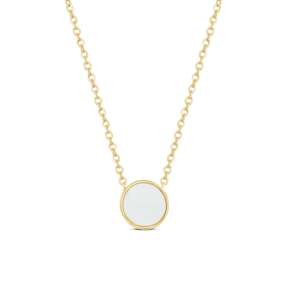 Le collier Lis | Collier Lait Maternel Or de Mama Jewels est un collier chaîne en or avec un pendentif rond blanc avec un pourtour doré. Élégamment conçu, il symbolise le lien entre la mère et lenfant, suspendu gracieusement au centre de la chaîne sur un fond clair et neutre.