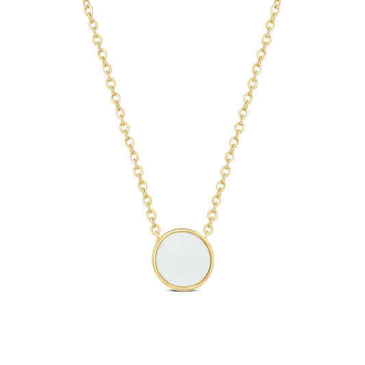 Le collier Lis | Collier Lait Maternel Or de Mama Jewels est un collier chaîne en or avec un pendentif rond blanc avec un pourtour doré. Élégamment conçu, il symbolise le lien entre la mère et lenfant, suspendu gracieusement au centre de la chaîne sur un fond clair et neutre.
