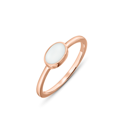 La bague Juna | Bague Lait Maternel Or de Mama Jewels présente une bande minimaliste en or rose avec un centre en pierre blanche ovale qui captive et se démarque magnifiquement sur un fond blanc uni.