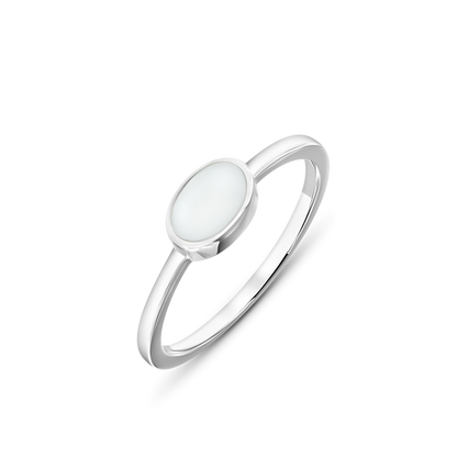La bague Juna | Bague Lait Maternel Or de Mama Jewels, une bague en argent ornée dune pierre blanche de forme ovale, est élégamment mise en valeur sur un fond blanc. Son design simple mais sophistiqué et son anneau lisse soulignent son allure intemporelle.