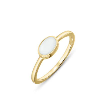 La bague Juna | Bague Lait Maternel Or de Mama Jewels est une bague en or captivante ornée dune pierre blanche ovale et lisse. Son anneau simple et élégant met en valeur la surface polie de ce design jaune or, capturant une beauté intemporelle.