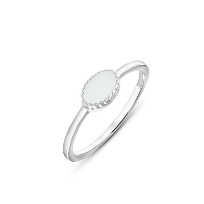 La Luna de Mama Jewels est une bague en argent fabriquée en argent sterling avec un dessus plat lisse de forme ovale et une bande élégante.