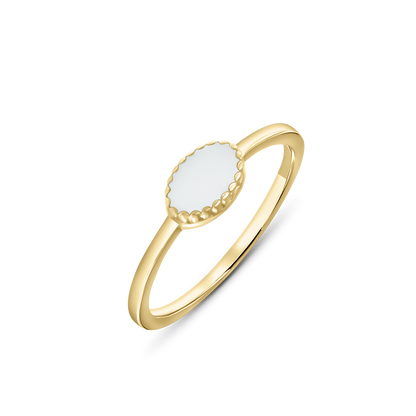 La bague Luna | Bague Lait Maternel Or de Mama Jewels présente une bande en or avec une pierre blanche ovale dans un sertissage festonné, offrant un design élégant et minimaliste.