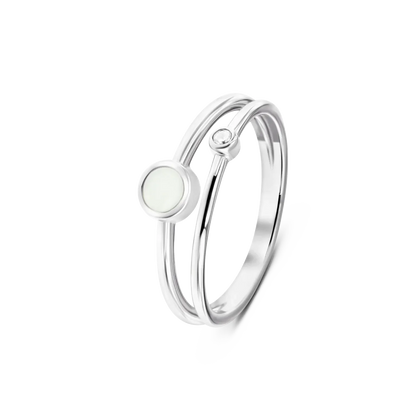 La Bague Sofia Lait Maternel Argent de Mama Jewels présente une élégante double bande argentée avec une pierre blanche circulaire et une pierre précieuse transparente plus petite, rappelant une pierre de naissance, sertie dans des lunettes rondes modernes et élégantes.