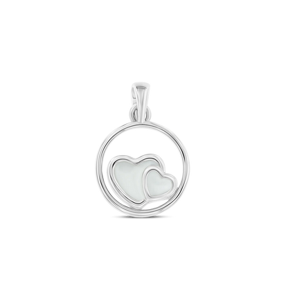 Mama Jewels dévoile le « Amélie | Pendentif Lait Maternel Argent », un superbe pendentif en argent de cœurs entrelacés dans un cercle sur fond noir, incarnant lélégance et le sentiment intemporel.