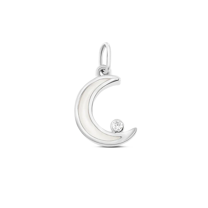 Le pendentif Ayla Lait Maternel Argent de Mama Jewels est un pendentif en forme de croissant de lune en argent orné dune pierre blanche brillante près de la courbe inférieure. Ce design unique est suspendu à un petit anneau supérieur, présenté sur un fond noir uni.