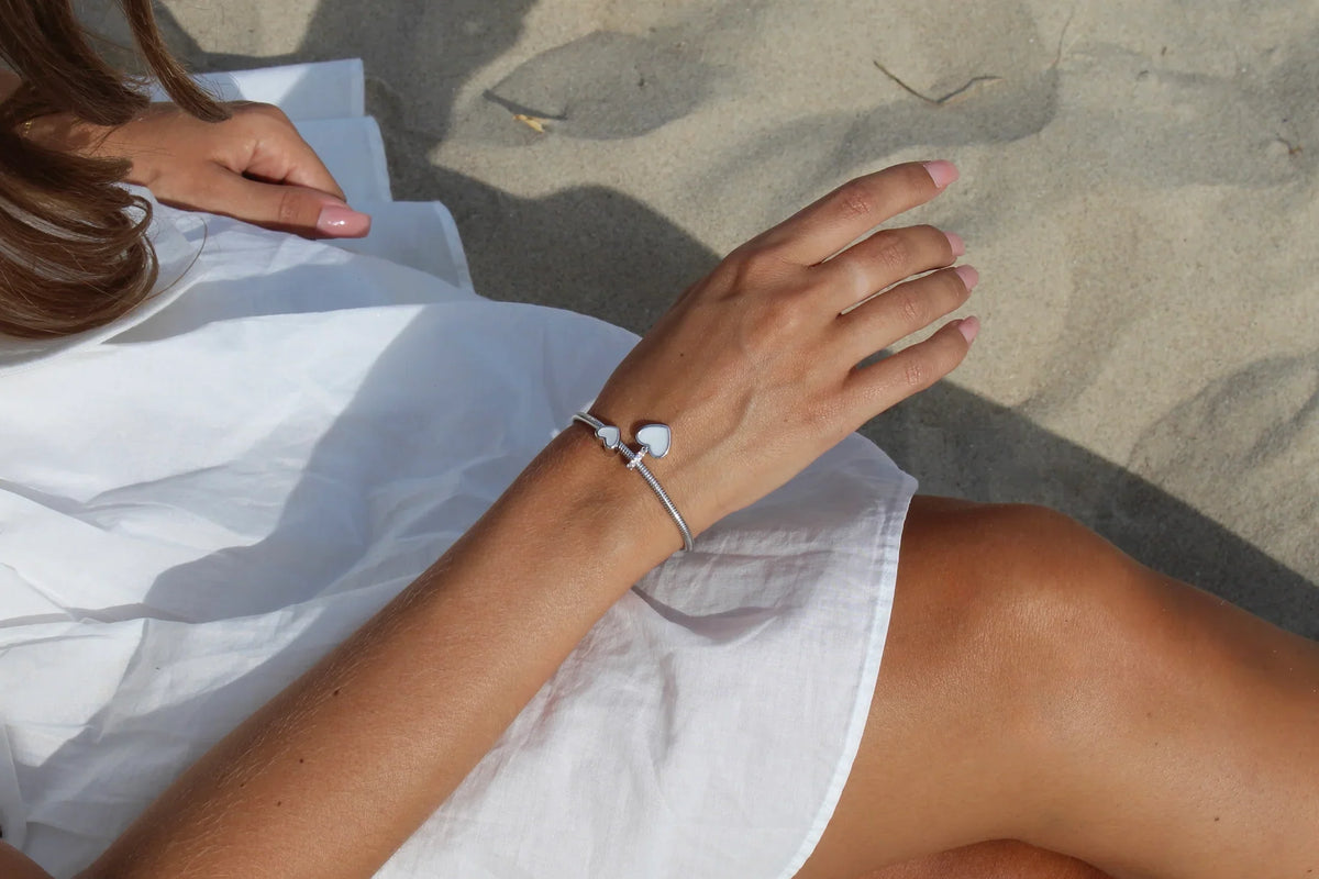 Bracelet à breloques en argent avec une breloque en résine transparente