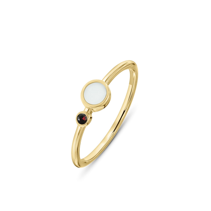 Le bracelet Giulia | Bague Lait Maternel Or de Mama Jewels est un délicat bracelet en or au design simple, comportant deux petites pierres circulaires, une blanche et une rouge, rappelant les pierres de naissance sur un fond blanc uni.