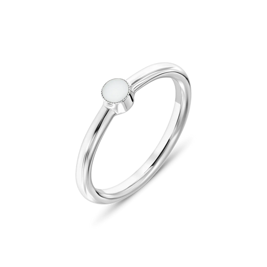 Bague en argent 925 avec un design épuré, ornée d'une résine de lait maternel en forme de petite pierre.
