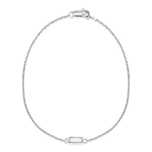 Bracelet en argent 925 avec une chaîne délicate et un élément central en résine contenant du lait maternel.