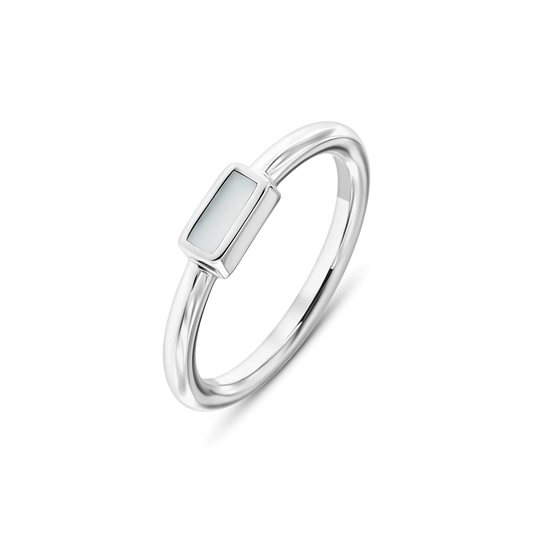 Bague en argent 925 avec une surface rectangulaire en résine de lait maternel, design épuré et moderne.