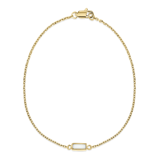 Bracelet en or jaune avec une chaîne délicate et un élément en résine contenant du lait maternel.