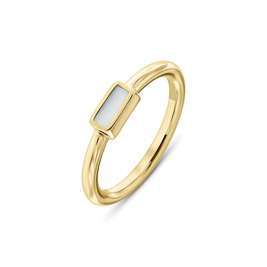 Bague en or jaune avec une surface en résine contenant du lait maternel, forme rectangulaire et finition lisse.