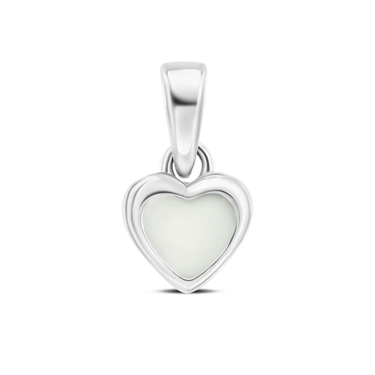 Pendentif en argent 925 en forme de cœur, avec une surface en résine contenant du lait maternel.
