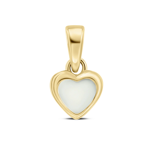 Pendentif en or jaune en forme de cœur, avec une surface en résine contenant du lait maternel.