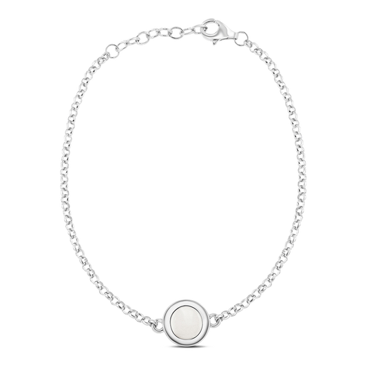 Bracelet en argent 925 avec une chaîne délicate et un médaillon en résine contenant du lait maternel.