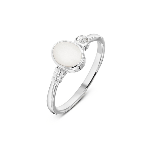Bague en lait maternel Elisa en argent, ovale de lait, petit zircon clair et anneau cannelé