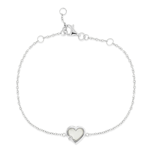Bracelet en argent 925 avec un pendentif en forme de cœur en résine contenant du lait maternel.