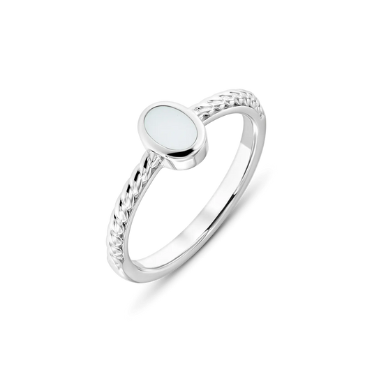 Bague en argent 925 avec un cabochon ovale en résine de lait maternel et un motif tressé sur le corps.