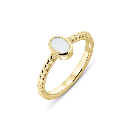 Bague en or jaune avec une monture tressée et un cabochon en résine contenant du lait maternel.