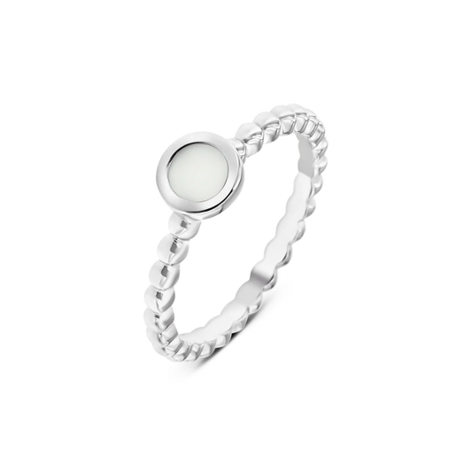 Bague en argent 925 avec un design tressé et un cabochon en résine contenant du lait maternel.
