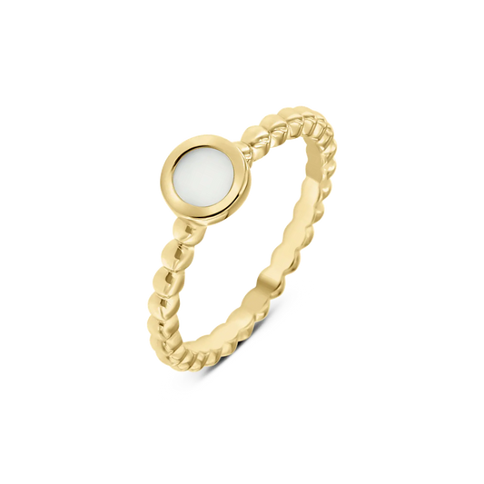Bague en or jaune avec une monture torsadée et un cabochon en résine contenant du lait maternel.
