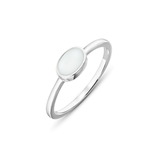 Bague en argent 925 avec une pierre ovale en résine contenant du lait maternel, design épuré et élégant.