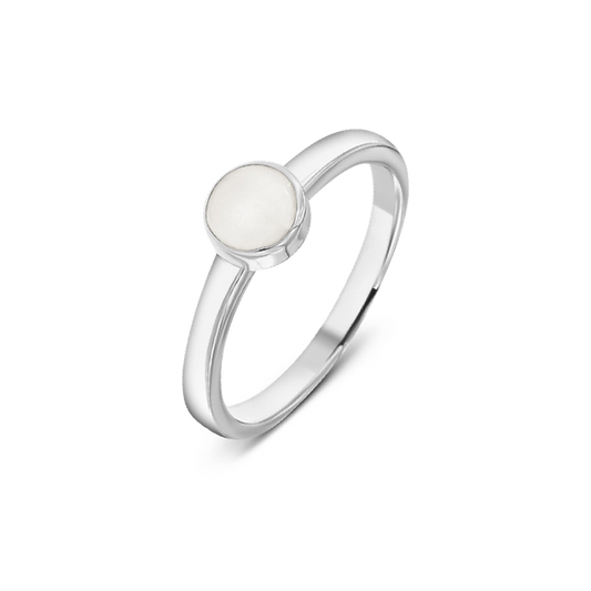 Bague en argent 925 avec un cabochon en résine contenant du lait maternel, au design épuré et moderne.