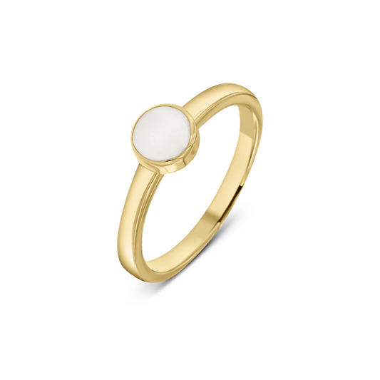 Bague en or jaune avec un sertissage rond en résine contenant du lait maternel.