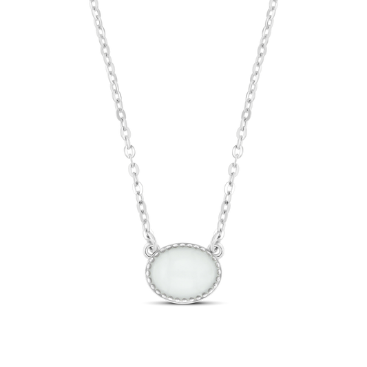 Collier en argent 925 avec pendentif ovale en résine de lait maternel, chaîne délicate et finition polie.