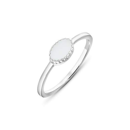 Bague Luna en argent avec pierre ovale de lait maternel posée en travers et bord festonné