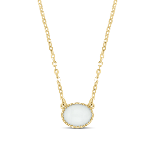 Collier en or jaune avec pendentif ovale en résine de lait maternel, chaîne délicate et détails texturés.