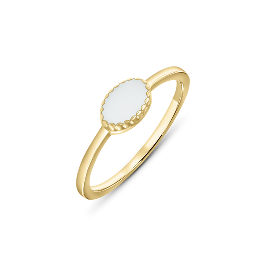 Bague en or jaune avec une surface en résine contenant du lait maternel, forme ovale et monture délicate.