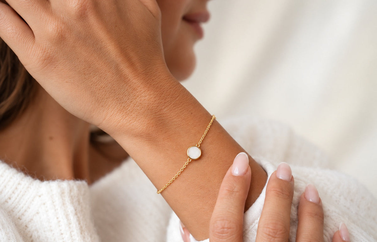Bracelet en or au lait maternel au poignet
