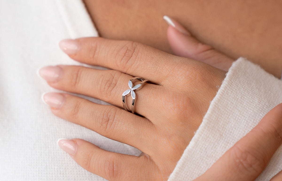 Bague en argent au lait maternel portée