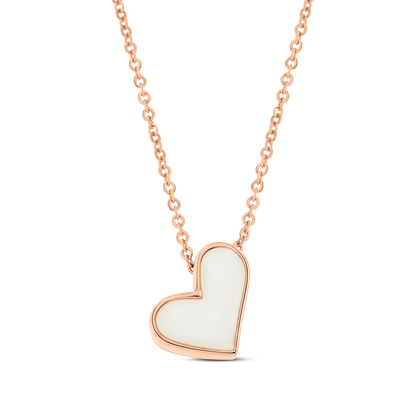 Le collier Louisa | Collier Lait Maternel Or de Mama Jewels est un collier chaîne en or doté dun pendentif en forme de cœur blanc en or rose et blanc, sur fond pêche.