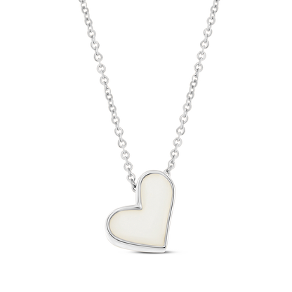 Le collier Louisa de Mama Jewels présente un pendentif en forme de cœur avec un centre blanc lisse, ressemblant à lélégance intemporelle du Collier Lait Maternel Or. La délicate chaîne en argent complète parfaitement le contour du pendentif sur son fond blanc uni.